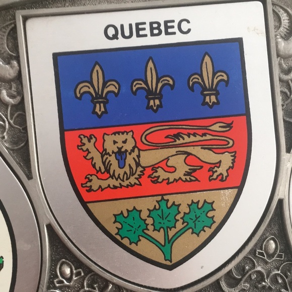 Vintage Collector's Plate Of Canada With Flags of The Canadian Provinces - Picture 13 of 17